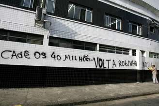 Paredes da Vila Belmiro amanheceram pichadas nesta sexta-feira com protestos contra a administração do presidente do Santos, Luis Alvaro de Oliveira Ribeiro. Torcedores cobram em uma referência ao fundo de investimento de R$ 40 milhões prometido pelo dirigente na campanha pela reeleição, confirmada em novembro de 2011