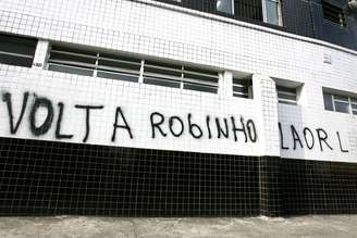 Torcida protestou contra diretoria e pediu volta de Robinho com pixações na Vila Belmiro