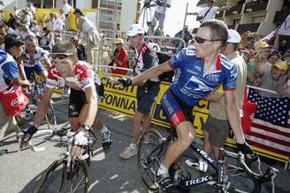 Foto mostra Tyler Hamilton (à esq.) e Lance Armstrong durante a Volta da França de 2003