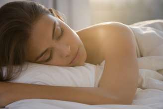 Dormir pelo menos 7 horas por dia e manter o celular longe da cama ajudam a melhorar o sono