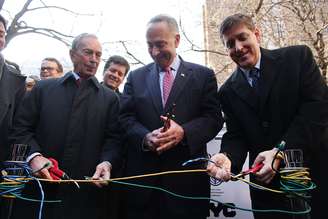 Prefeito de Nova York, Michael Bloomberg (esq.), o senador Charles Schumer (dir.) e Ben Fried, executivo do Google, cortam cabos ethernet ao anunciar Wi-Fi gratuito em Manhattan