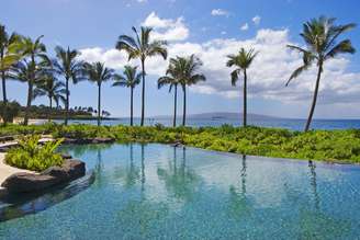 <strong>Wailea Beach Villas, Maui, Havaí: </strong>propriedade num lindo trecho do litoral de Maui, no Havaí, o resort Wailea Beach Villas tem acesso ao principal shopping de luxo da ilha, o The Shops at Wailea. Mas o verdadeiro charme do resort encontra-se nas suas belas vistas sobre o Pacífico, obtidas em suas vilas e suítes