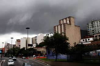 A chuva moderada que atingia diversos bairros da zonas norte, sul e oeste de São Paulo levaram o Centro de Gerenciamento de Emergências (CGE) da prefeitura a colocar as regiões em estado de atenção para alagamentos