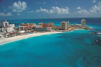 Vista aérea mostra plano geral de Cancun, meca do turismo mexicano e destino de alta procura por parte de brasileiros