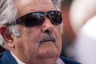 De óculos escuros, o líder uruguaio José Mujica assiste à festa de apoio a Chávez em Caracas, em Caracas