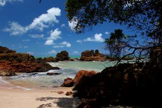 Cercada por formações rochosas, a praia de Tambaba, na Paraíba, atrai naturistas de todo o mundo