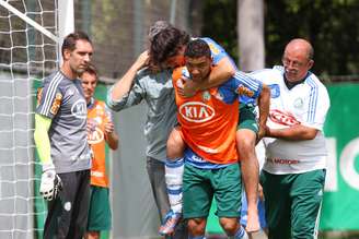 Valdivia deixa o treino desta segunda-feira carregado pelo companheiro Maurício Ramos