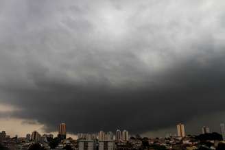 Nuvens carregadas foram registradas sobre a região de Santana, zona norte da cidade de São Paulo 