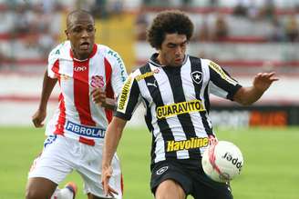 Nesta quinta-feira, em jogo no Estádio de Moça Bonita, o Botafogo empatou por 0 a 0 com o Bangu, permitindo que os líderes do Grupo A abram vantagem