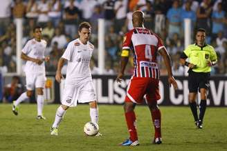 O meia Montillo ainda não brilhou pelo Santos, mas demonstrou evolução em relação aos últimos jogos