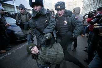 Policiais afastam jovem que protestava em frente à Câmara Baixa do Parlamento russo