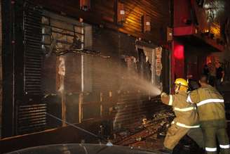 Incêndio causou tumulto no local. Fogo teria começado após um sinalizador ser aceso na boate