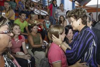 A presidente do Brasil, Dilma Rousseff (direita), consola parentes das vítimas de um incêndio que ocorreu na Boate Kiss na cidade de Santa Maria, 350 quilômetros a oeste de Porto Alegre. 27/01/2013