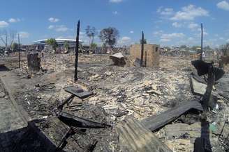 Incêndio na noite de domingo destruiu mais de 130 casebres da Vila Liberdade, em Porto Alegre