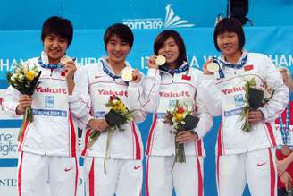 Zhao Jing, Chen Huijia, Jiao Liuyang e Li Zhesi (última à dir.) celebram ouro no Mundial de Roma, em 2009