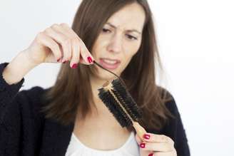 A perda de cabelos normalmente está associada a alterações hormonais, mais comuns na menopausa