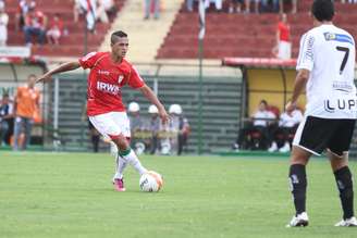 Souza estreou pela Portuguesa, mas foi expulso por agressão fora da disputa de bola