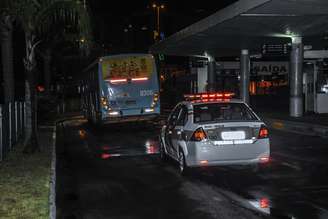 Ônibus com escolta da polícia são a estratégia para enfrentar ataques em Santa Catarina