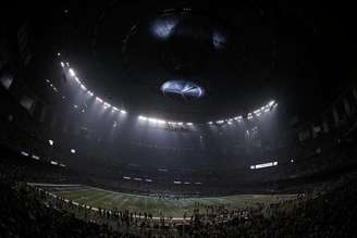 Estádio Superdome fica no escuro devido a uma queda da energia no terceiro tempo do campeonato de futebol americano NFL Super Bowl em Nova Orleans, em Louisiana. 03/02/2013