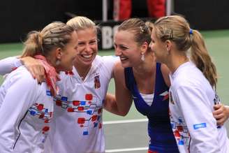 <p>Kvitova comemora vitória com outras checas</p>