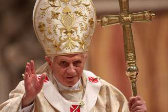 Papa Bento XVI acena para católicos na basílica de São Pedro em missa realizada em 2011