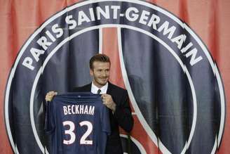 David Beckham, recém contratado pelo Paris St Germain, apresenta sua nova camisa após uma coeltiva de imprensa em Paris. O ex-capitão da seleção inglesa de futebol se juntou ao seu novo clube, o francês Paris St Germain (PSG), em Valência, onde o time vai jogar nesta terça-feira pela Liga dos Campeões. 31/01/2013