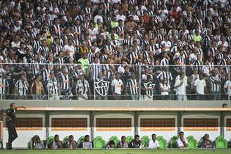Cuca e torcida do Atlético-MG acompanham a vitória sobre o São Paulo