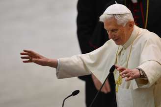<p>O papa Bento XVI saúda os participantes em audiência</p>