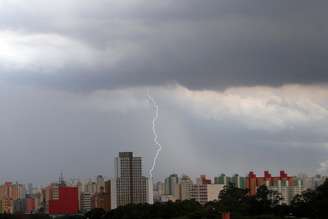 <p>Nuvens carregadas na região central da cidade de São Paulo, na tarde desta quinta-feira</p>