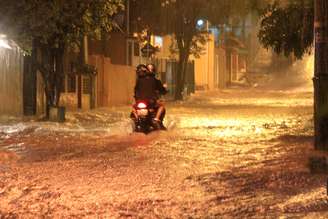 Chuva e alagamento na rua Donato Luongo, zona norte de São Paulo