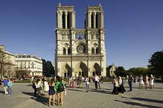 <p><strong>Catedral de Notre Dame: </strong>situada sobre a Ile de la Cité, ilhota sobre o rio Sena, a Catedral de Notre Dame é um dos mais característicos cartões-postais de Paris. A beleza da impressionante arquitetura pode ser apreciada tanto do lado de fora quanto do lado de dentro, após fazer uma pequena fila nos dias mais agitados</p><p> </p>