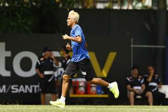 <p>Neymar deixou o treino do Santos nesta terça-feira se queixando de dores lombares</p>