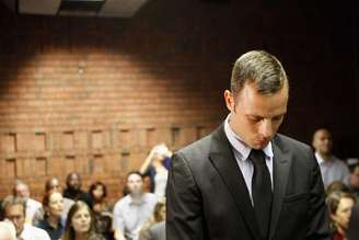 <p><strong>20/02:</strong> De cabeça baixa, Pistorius comparece ao segundo dia de sua audiência para pedir liberdade sob fiança a um tribunal de Pretória</p>