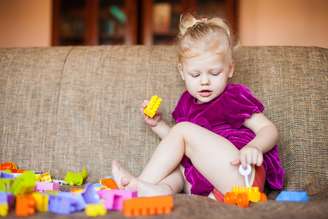 A criança precisa estar ciente sobre tarefas para ajudar na harmonia da casa, como guardar os próprios brinquedos