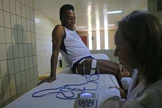 <p>Pelé faz fisioterapia após cirurgia no quadril</p>