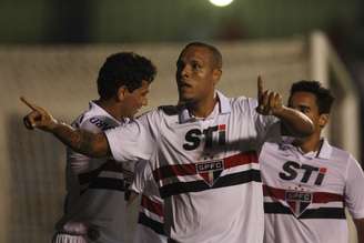 <p>Luís Fabiano comemora gol em partida dura contra o São Caetano</p>