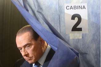 <p>Berlusconi deixa cabina após marcar seus votos em cédula; coalizão do ex-premiê foi derrotada por pequena margem</p>