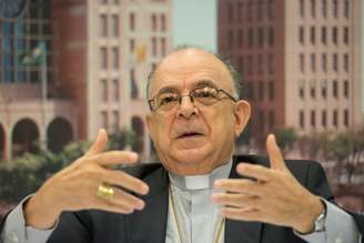 <p>O cardeal e arcebispo de Aparecida, Dom Raymundo Damasceno, em conversa com jornalistas</p>