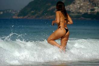 <b>26 de fevereiro</b> Jovem aproveita o dia de sol e entra no mar da praia de Ipanema