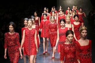 <p>No encerramento do desfile da grife Dolce & Gabbana, a dupla colocou o batalhão de modelos com vestidos vermelhos de renda transparente bordada</p>