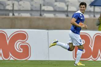 <p>Vinicius Araújo celebra primeiro gol entre os profissionais</p>
