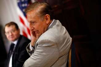 Em foto de 2009, Robert Gallo e Luc Montagnier (ao fundo), dois dos pioneiros nas pesquisas sobre o HIV, durante palestra em Washington