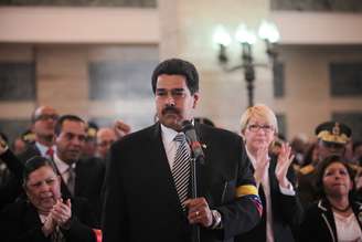 Maduro discursa durante a cerimônia oficial do funeral de Chávez: emoção na despedida