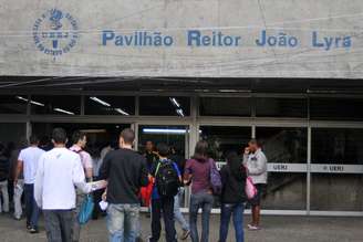 Além dos professores, estudantes bolsistas estão sem receber o auxílio de R$ 400