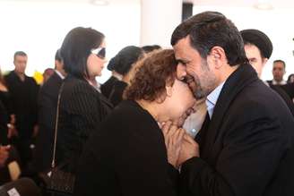 <p>Ahmadinejad consola a mãe de Hugo Chávez, Elena Frias, durante cerimônia fúnebre na Venezuela; essa imagem também gerou polêmica no Irã</p>
