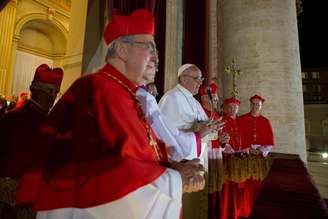 <p>Papa Francisco pronuncia suas primeiras palavras como Sumo Pontífice no balcão central da Basílica de São Pedro após o Conclave</p>