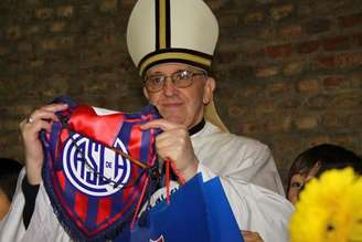 Foto de arquivo do cardeal argentino Jorge Bergoglio, eleito novo papa, com o logotipo do time de futebol San Lorenzo, do qual é torcedor. 13/03/2013