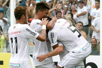 Neymar, André e Arouca comemoram com Montillo, autor do primeiro gol na Vila Belmiro, neste sábado, contra o Guarani