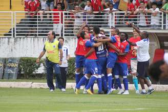 Cruzeirenses comemoram gol marcado por Diego Souza, o primeiro em visita ao Boa Esporte em Varginha neste domingo