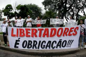 <p>"Libertadores é obrigação" foi uma das críticas de torcedores do São Paulo na porta do Morumbi antes de duelo contra o Oeste, neste domingo. A equipe perdeu para o Arsenal de Sarandí na quinta passada</p>